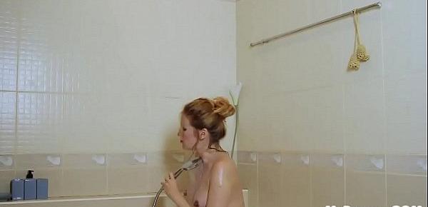  Pregnant Kate Invites You to Join Her in the Shower!